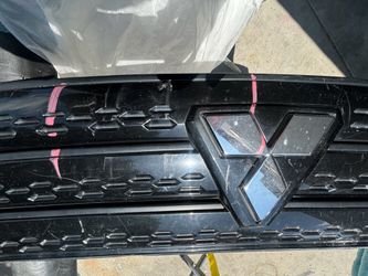 2022-2024 Mitsubishi Outlander - Grille Shell and Insert