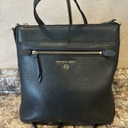 NICE MICHAEL KORS CROSSBODY PURSE IN GREAT CONDITION  