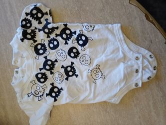 SKULLS onesie & 2 pair of skull pants 0-3 months