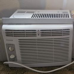 Frigidaire 5000BTU Window A/c Unit~~》 $60