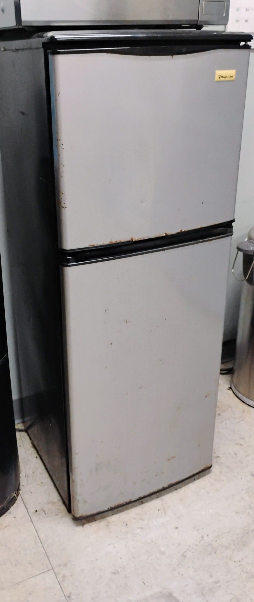 Refrigerator/Freezer Magic Chef model MCBR402S