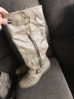 Women’ boots size 6