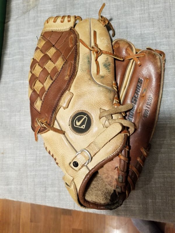 13" Nike softball baseball glove broken in for Sale in Norwalk, CA