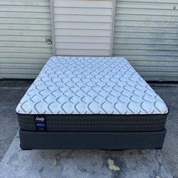 Like New Queen Sealy Pillow top Bed (Delivery Available!)