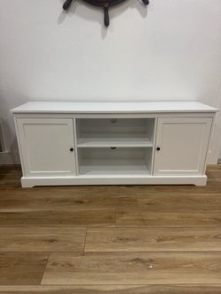 White entertainment center/tv stand