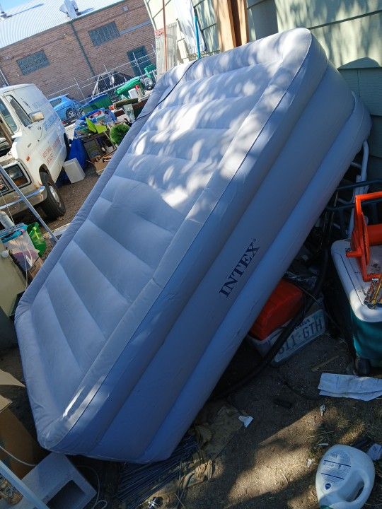 Intex Air Mattres With Built In Pump