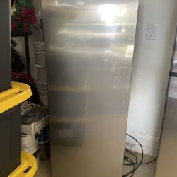 7.0 cu ft Upright Freezer