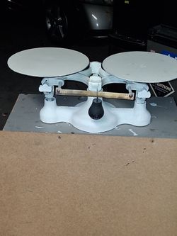 Baker scalel with dual round  platform a center slide weight bean