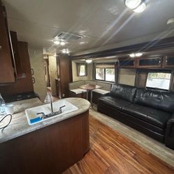 35 Ft - 2 Bedroom/ 1 Bath 2015 Forest River Wildwood