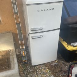 Mini refrigerator