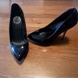 JESSICA SIMPSONS PATTEN LEATHER BLACK PUMPS