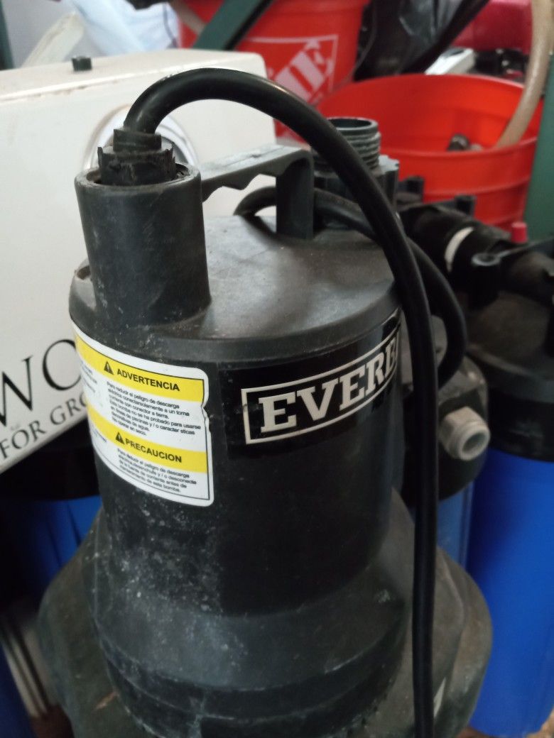 Everbilt - 1/6 HP Plastic Submersible Utility Pump