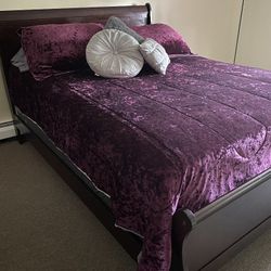 Cherry Wood Queen-size Bed 