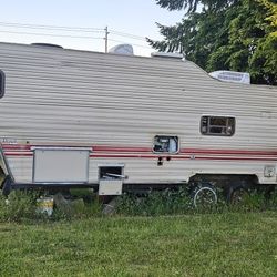 Fifth Wheel. 35ft Fleetwood Prowler 5th Wheel