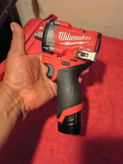 Like new M12 Milwaukee fuel 1/2 impacto con batería $$200 fijo no ofertas