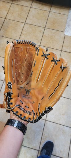 13" Mizuno Baseball Glove Broken In 