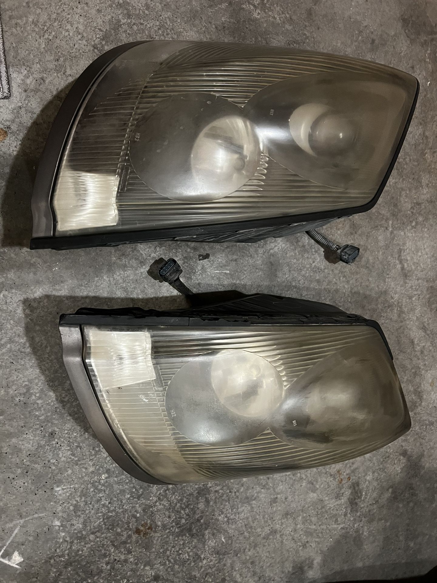 Volvo VNL Headlights