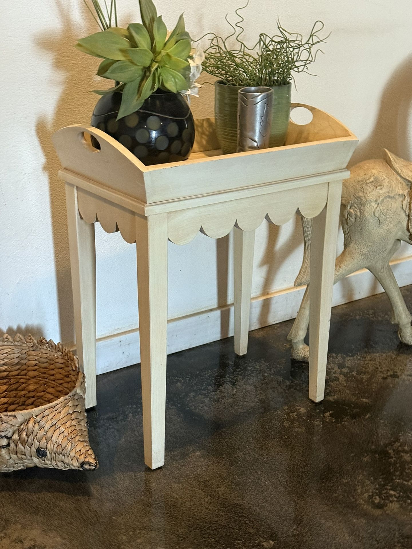 Country Farmhouse Ethan Allen Scalloped Tray Top Side Table