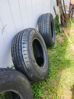 4 tires in Excellent condition  225/ 7R 15   selling all  for  295