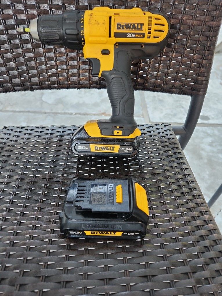 Dewalt 20v Drill Driver With 2 Batteries