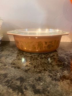 Vintage Pyrex early American 1.5 quart oval casserole dish with lid