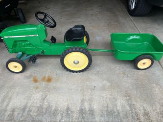 John Deere  pedal toy with cart