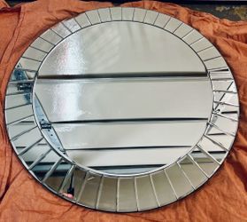 Rounded Mirror in Excellent condition
