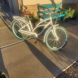 ladies 26 inch Schwinn Claremont 7 speed beach cruiser bike