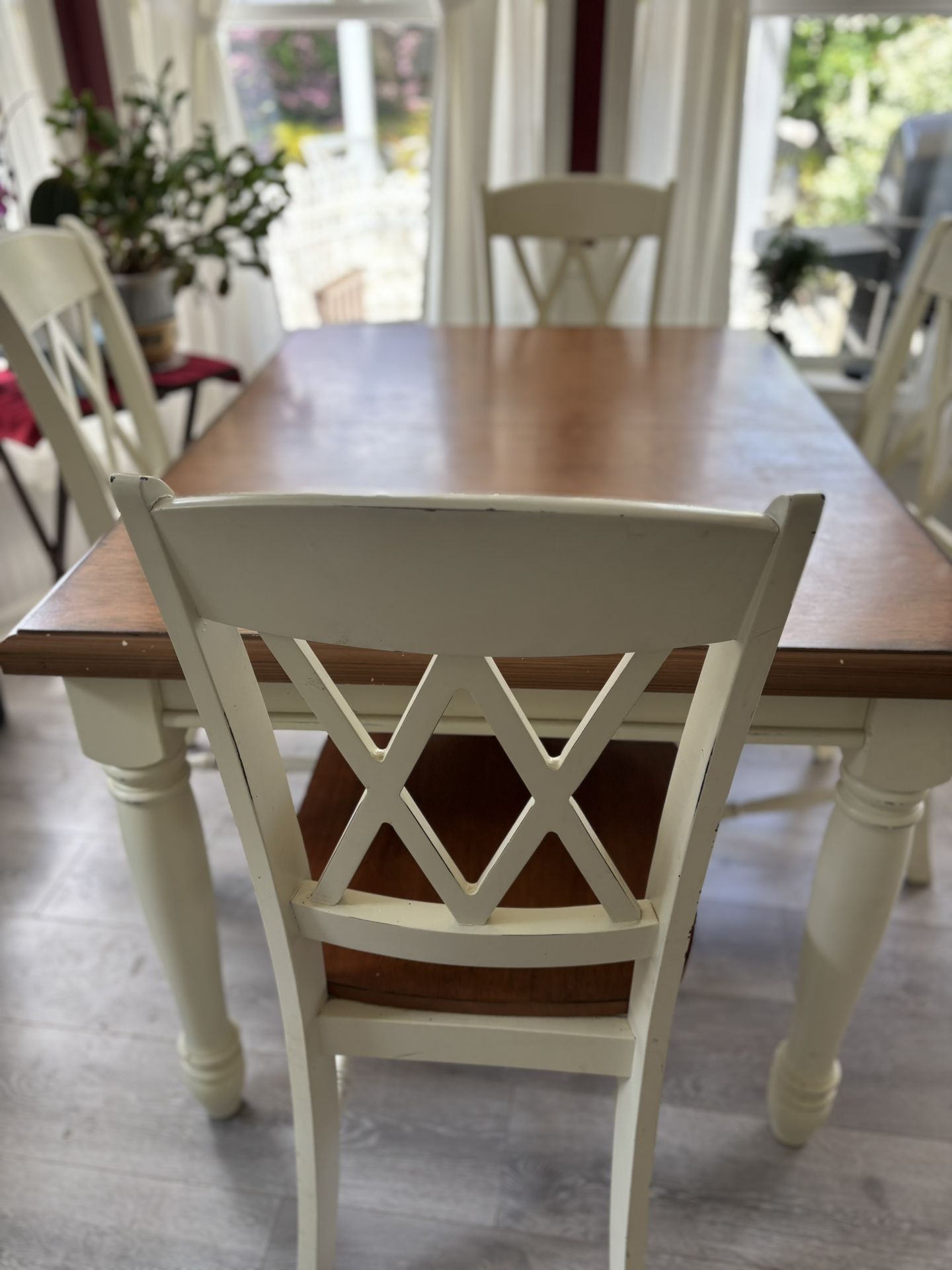 Kitchen Table,4 Chairs And Center Leaf