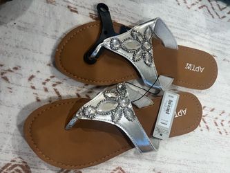 Women’s sandals size 7 1/2