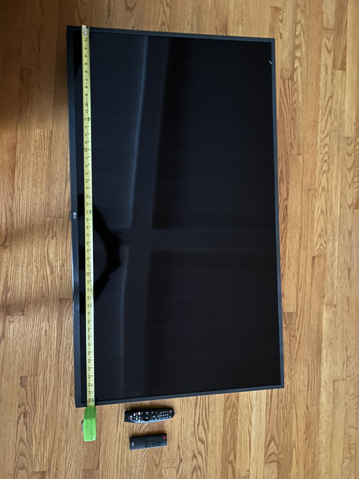 LG Smart TV w/ Speakers & Mount