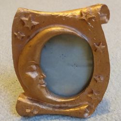 BRAND NEW VINTAGE CELESTIAL CRESCENT MOON WITH STARS GOLD RESIN OVAL PICTURE FRAME 3" x 3"