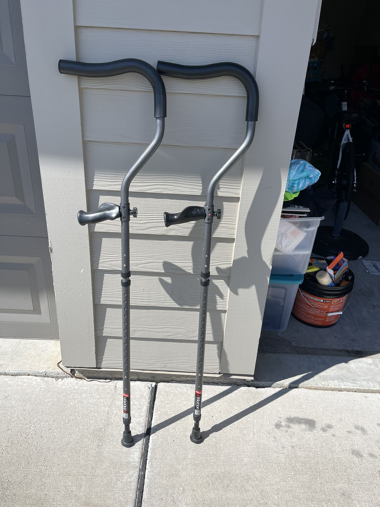 Adult Adjustable Crutches