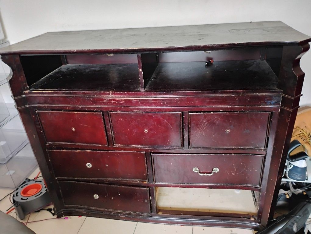 FREE DRESSER!