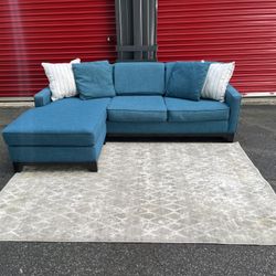 Sectional Reversible Couch!! Delivery Available 🚚!! Dimensions: 89” Length x 30” Height x 38” Depth ( 65” Depth Chaise)