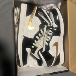 Jordan 1 Mid SE black and Metallic gold