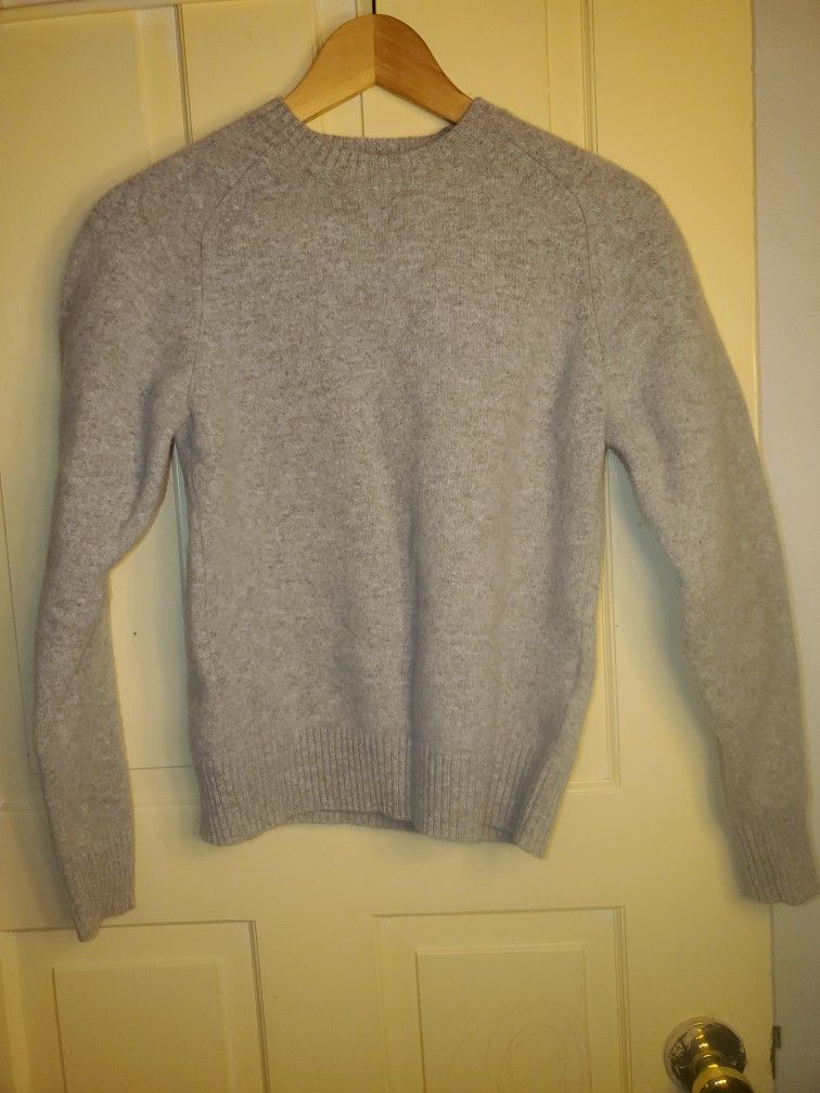 Uniqlo 100% Wool Crewneck Long Sleeve Sweater Light Gray Women's Sz S Pit to Pit 16" length 21.5" weight 9.2oz
The Uniqlo 100% Wool Crewneck Long Slee