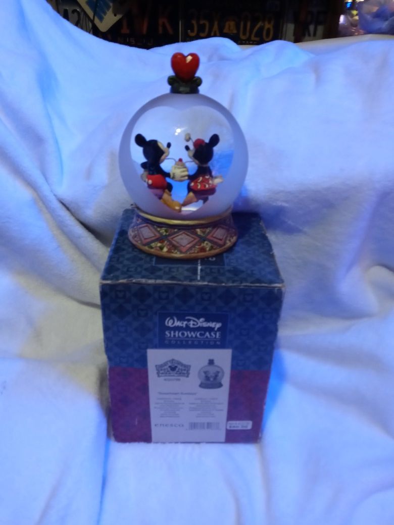 Walt Disney Sweetheart Sundays Snow Globe