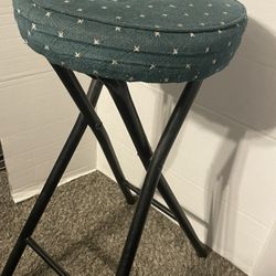 STOOL WITH UPHOLSTERED DESIGN