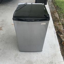 Mini Refrigerator - Magic Chef