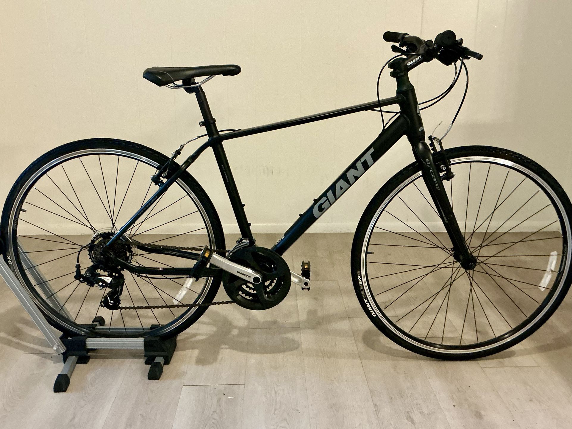 Gorgeous Giant Hybrid Bike (Like New) 