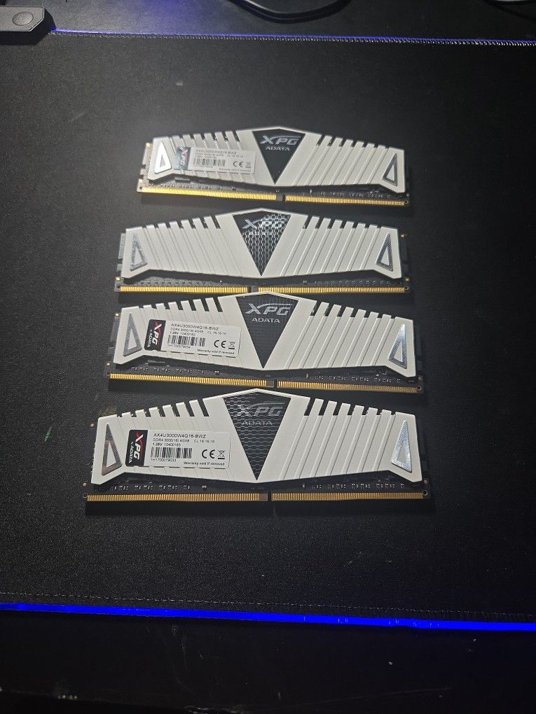 DDR4 RAM Sticks XPG (4)