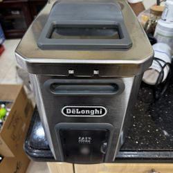 DeLonghi Livenza Deep Fryer, Silver - 1-Gallon Oil Capacity - EasyClean System - Adjustable Thermostat - Cool Touch Handles - Dishwasher Safe