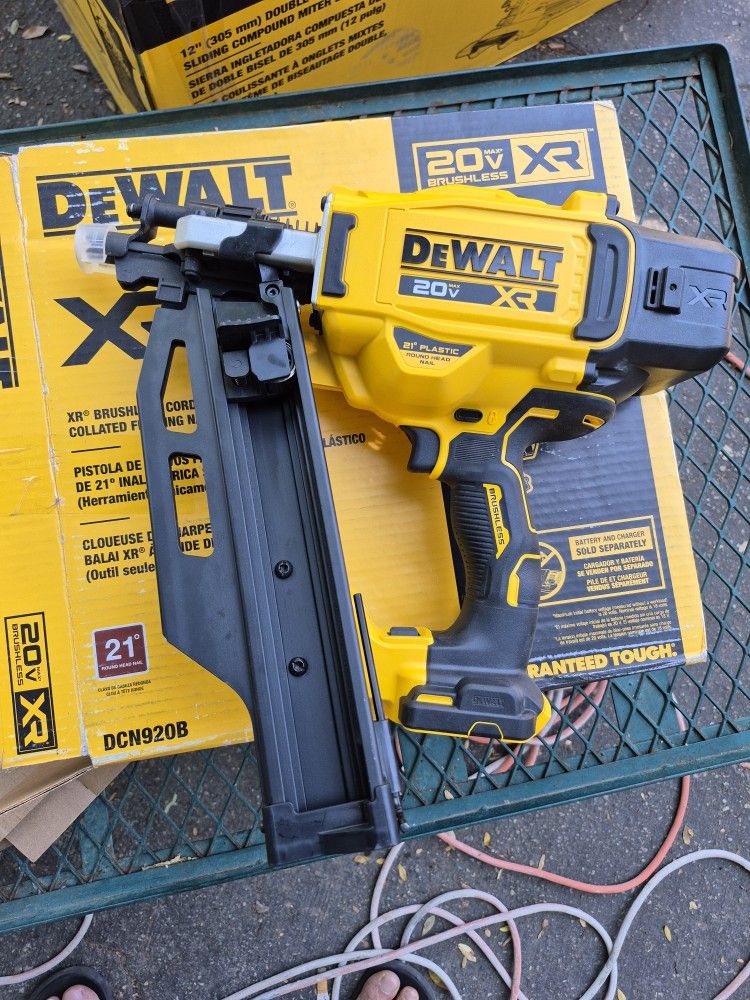 DEWALT 20-Volt 21° Cordless Framing Nailer (Tool-Only)