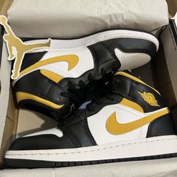 Women’s Jordan One Mid (White Pollen Black)