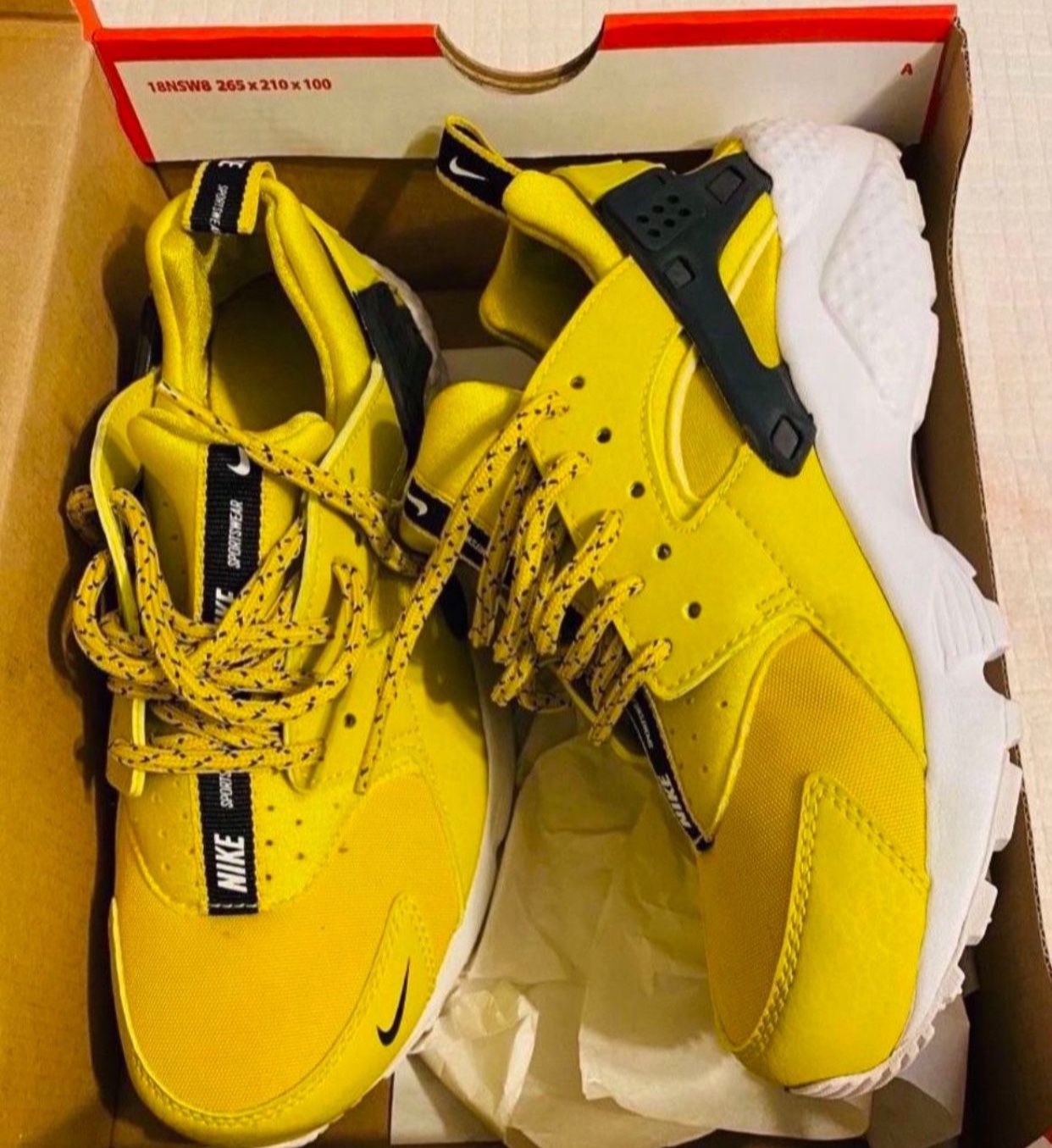 Nike Huarache Run SE(GS) Size 4(Citron)