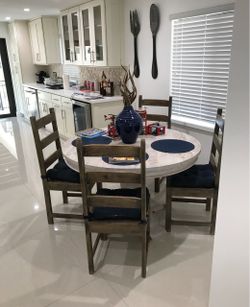 Beautiful solid wood round table with 4 chairs