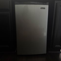 Magic Chef 4.4 cu. ft. Mini Fridge in Stainless Look