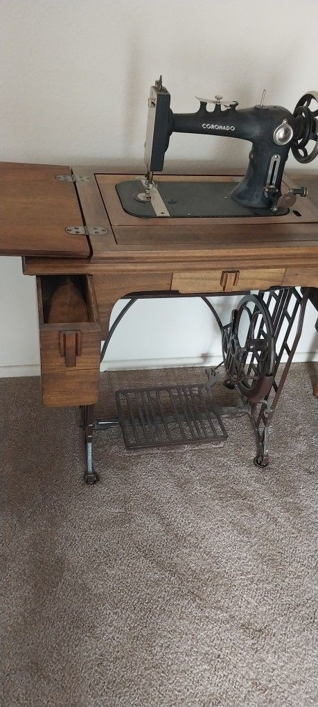 Coronado Sewing Machine 125$