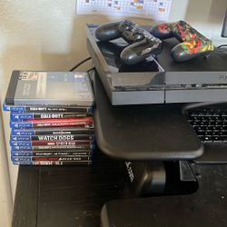 PS4 - 2 Controllers - 11 Games